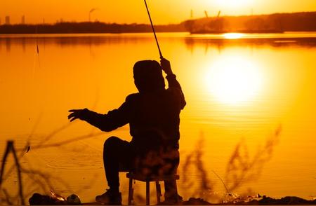 钓鱼新手指南：全面解析钓鱼技巧和科学原理